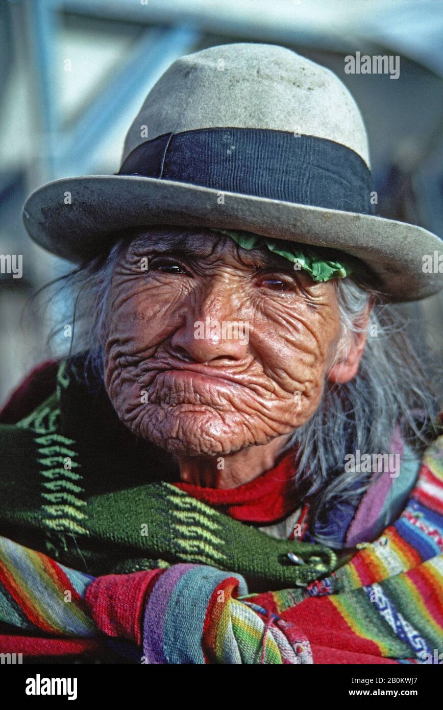 BOLIVIE, LA PAZ, PORTRAIT DE LA VIEILLE FEMME LOCALE Banque D'Images