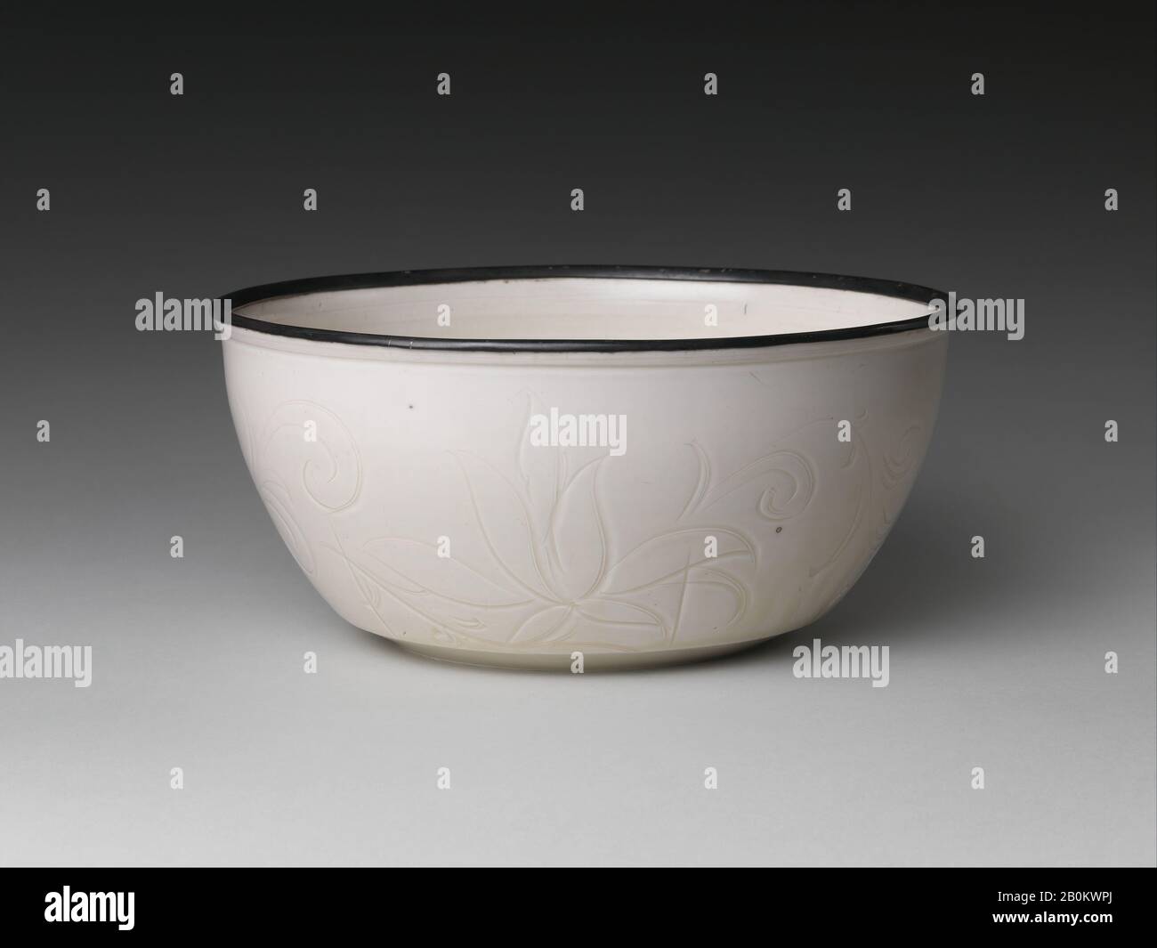 Bassin avec Lotus Decoration, Chine, dynastie Northern Song (960–1127), date 11ème–12ème siècle, Chine, Porcelaine avec décoration sculptée et incisée sous verglas ivoire (Ding ware), H. 4 1/2 in. (11,5 cm) ; diam. 9 3/4 po. (24,8 cm), céramique Banque D'Images
