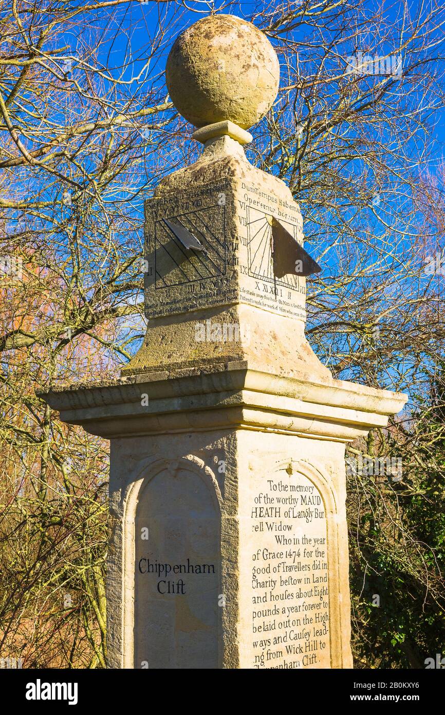 Vieux mémorial à la mémoire du bienfaiteur Maud Heath dont la legs a financé une chaussée à travers la rivière Avon et les plaines inondées adjacentes pour préserver les tourbières Banque D'Images