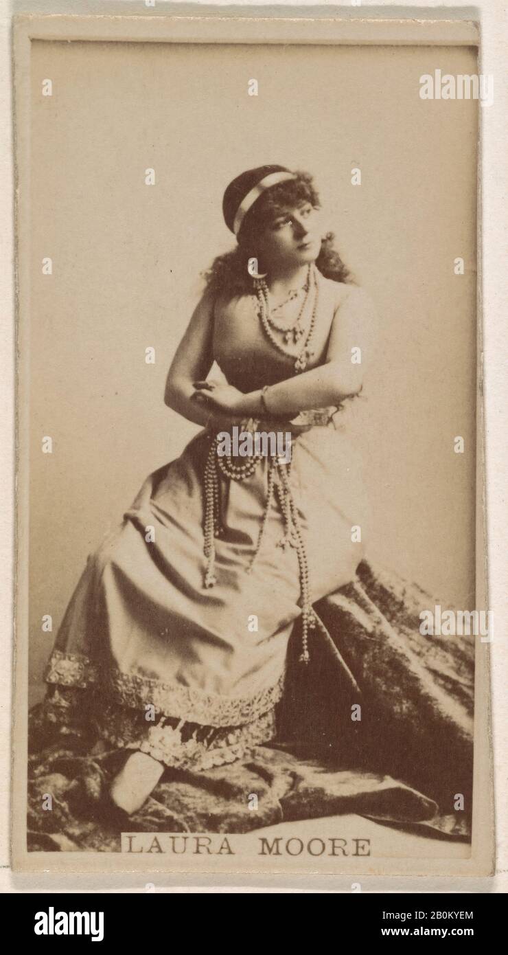 Publié par Kinney Brothers Tobacco Company, Laura Moore, de la série Acteresses publiée par Kinney Brothers pour promouvoir les Cigarettes sucrées Caorale, 1890, photo d'Albumen, feuille: 2 1/2 × 1 7/16 po. (6,4 × 3,7 cm Banque D'Images