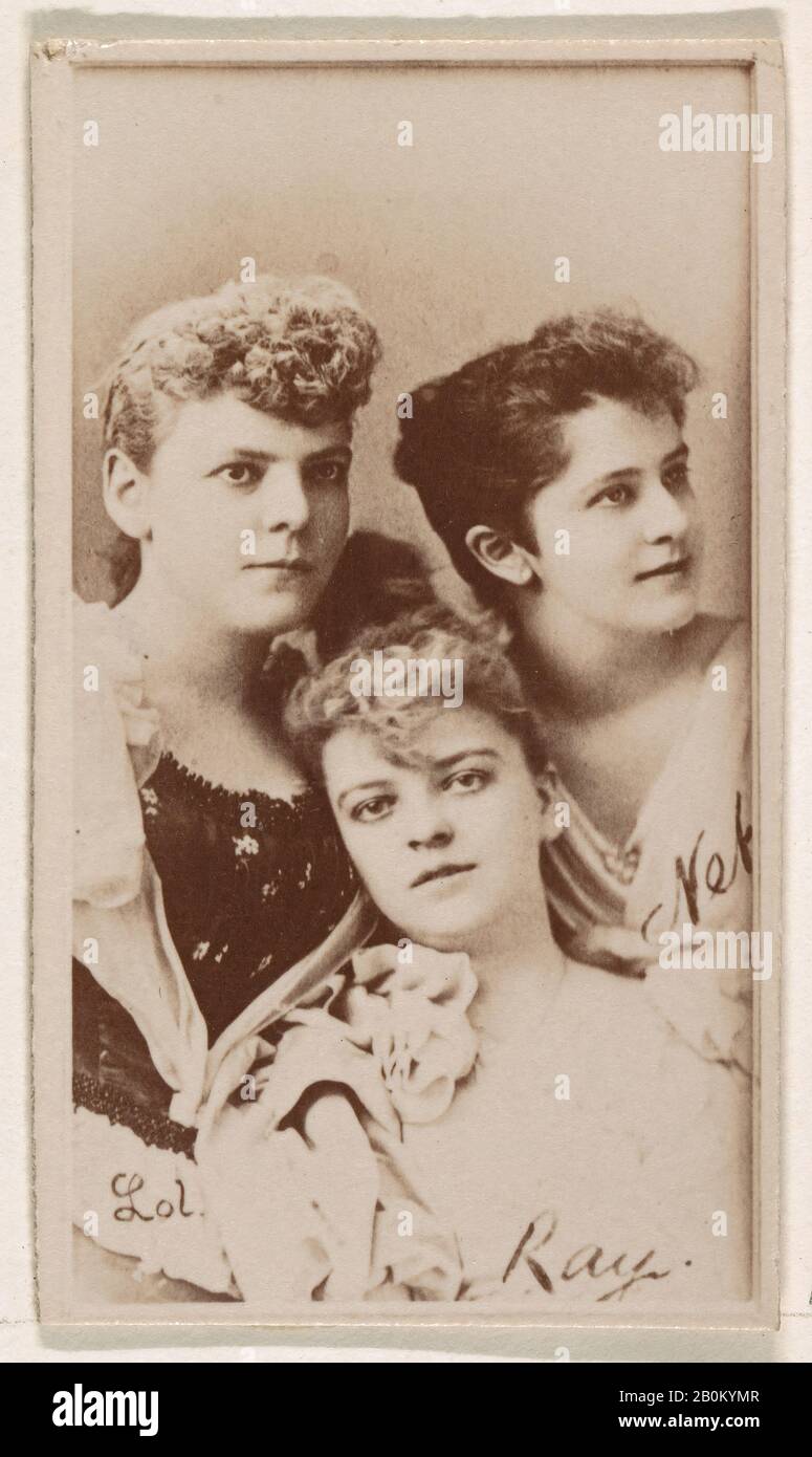 Publié par Kinney Brothers Tobacco Company, Trois actrices, de la série Acteresses publiée par Kinney Brothers pour promouvoir les Cigarettes sucrées Caorale, 1890, photo d'Albumen, feuille: 2 1/2 × 1 7/16 po. (6,4 × 3,7 cm Banque D'Images