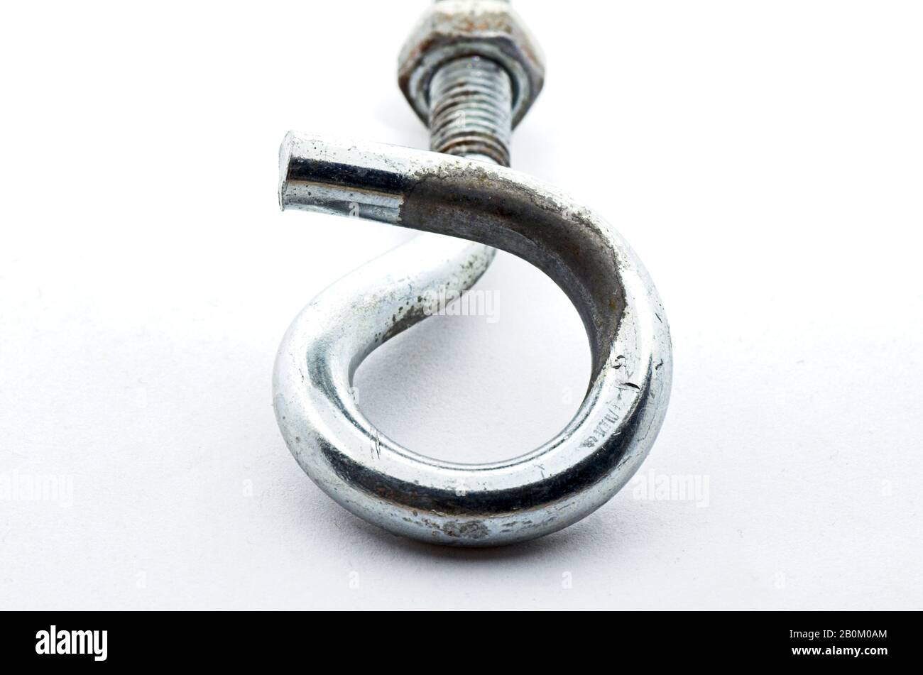 Crochet à vis en acier sur fond blanc. Matériel de sécurité. Banque D'Images