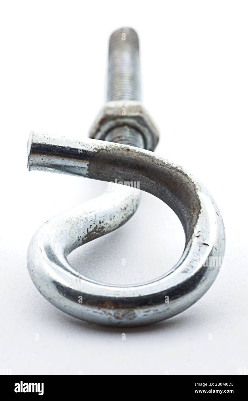 Crochet à vis en acier sur fond blanc. Matériel de sécurité. Banque D'Images