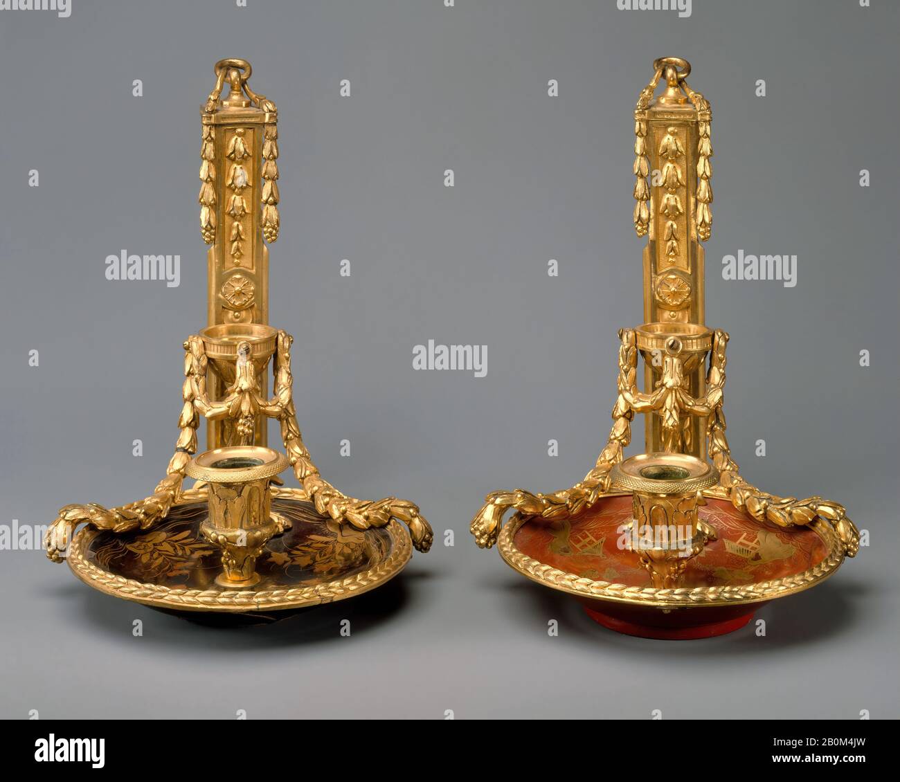 Paire de chandeliers, français, CA. 1770–80, laque française, japonaise, bronze doré, hauteur (chacun) : 9 1/4 po. (23,5 Cm), Métal-Bronze Gilt Banque D'Images