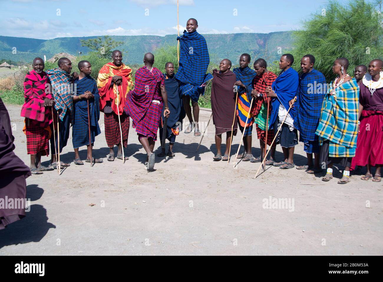 MTO Wa Mbu, Tanzanie, Afrique – 9 janvier 2020 : les membres tribaux africains appelés Massai. Les guerriers de Massai exécutent la traditionnelle cérémonie de danse de saut. Banque D'Images