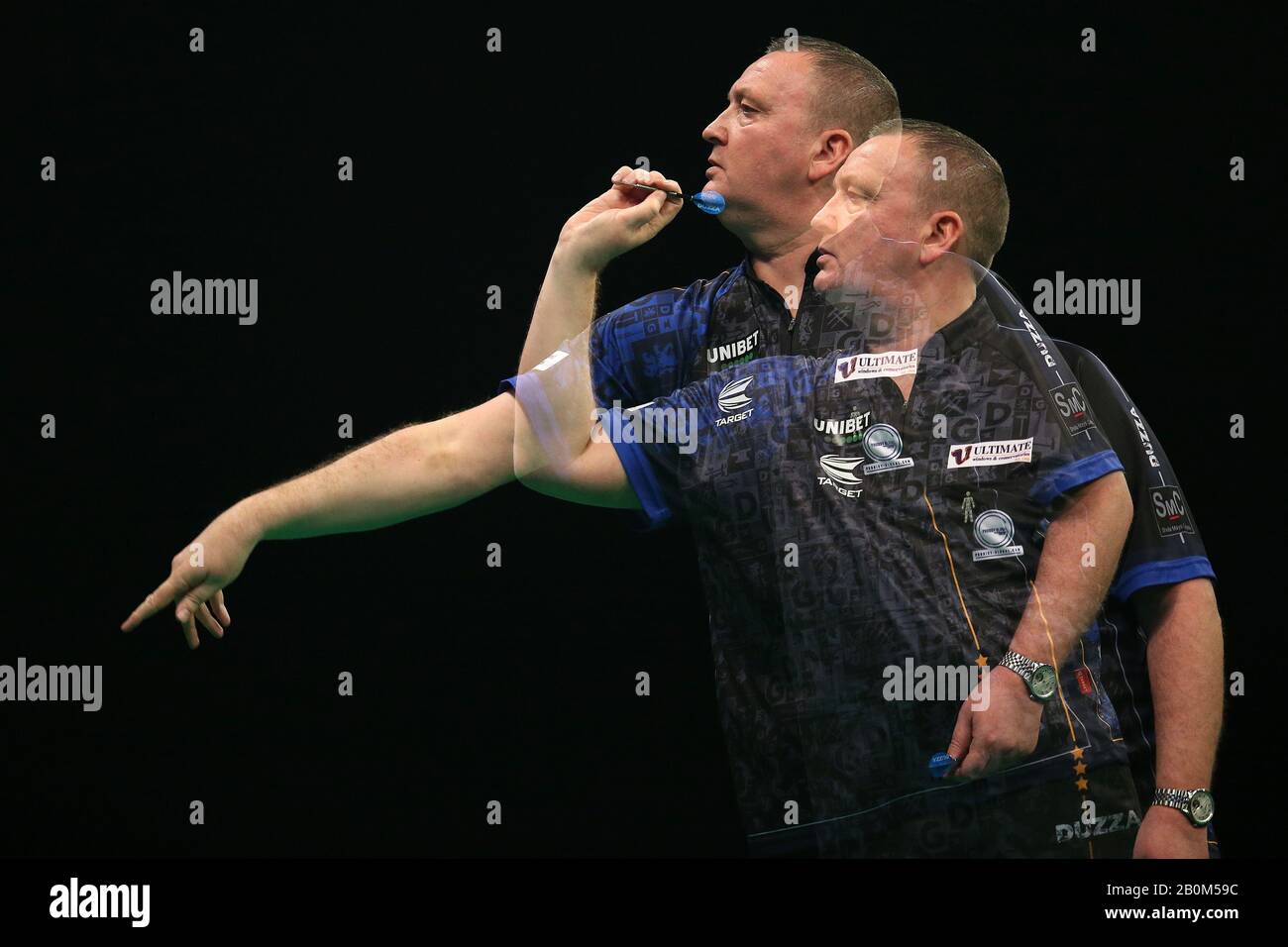 Cardiff, Royaume-Uni. 20 février 2020. Note de l'éditeur, une image d'exposition multiple de Glen Durrant, le joueur anglais de fléchettes pendant son match contre Gary Anderson, le joueur écossais de fléchettes.2020 Unibet Premier League fléchettes, la troisième nuit à l'arène Motorpoint à Cardiff, Pays de Galles du Sud le jeudi 20 février 2020 photo d'Andrew Orchard/Andrew Orchard sports photographie/Alay Live news crédit: Andrew Orchard sports photographie/Alay Live News Banque D'Images