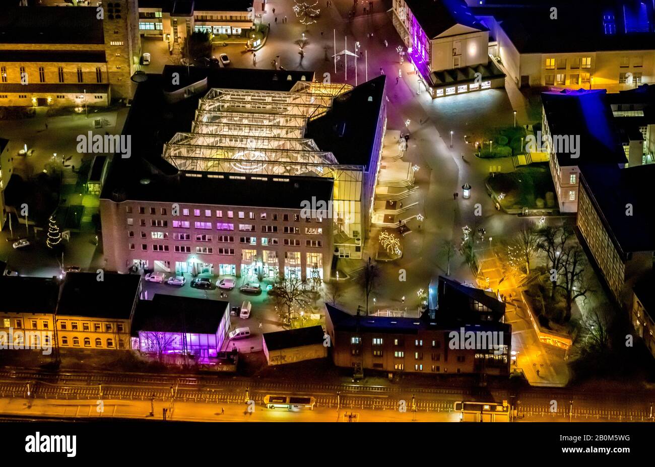 Vol photo aérien au-dessus de l'Unna nocturne, gare centrale d'Unna, gare d'Unna, administration de la ville Unna, hôtel de ville Unna, Unna, région de Ruhr, Nort Banque D'Images