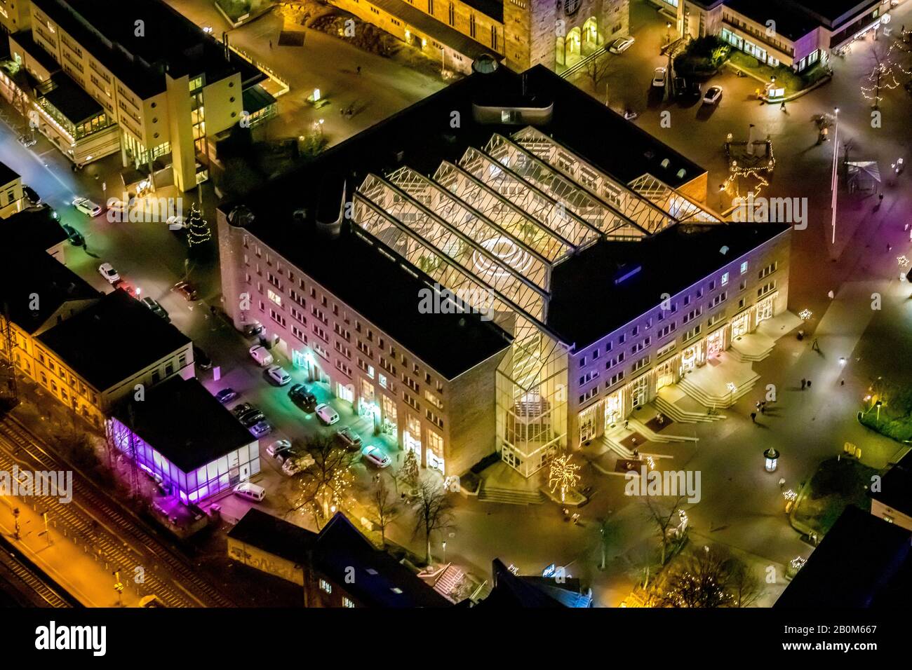 Vol photo aérien au-dessus de l'Unna nocturne, gare centrale d'Unna, gare d'Unna, administration de la ville Unna, hôtel de ville Unna, Unna, région de Ruhr, Nort Banque D'Images