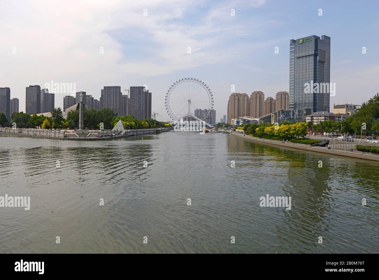 Vue sur le Grand canal jusqu'à Tianjin Eye, Tianjin, Chine Banque D'Images