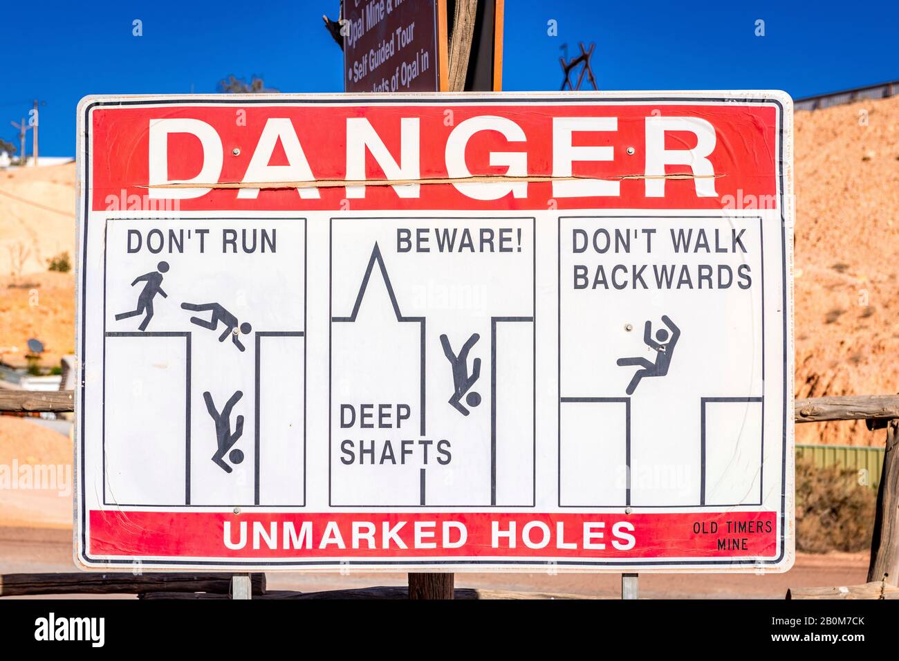 Signe d'avertissement commun autour de Coober Pedy pour empêcher les gens de tomber dans les trous de forage ou les arbres miniers utilisés pour l'exploitation minière opale. Banque D'Images