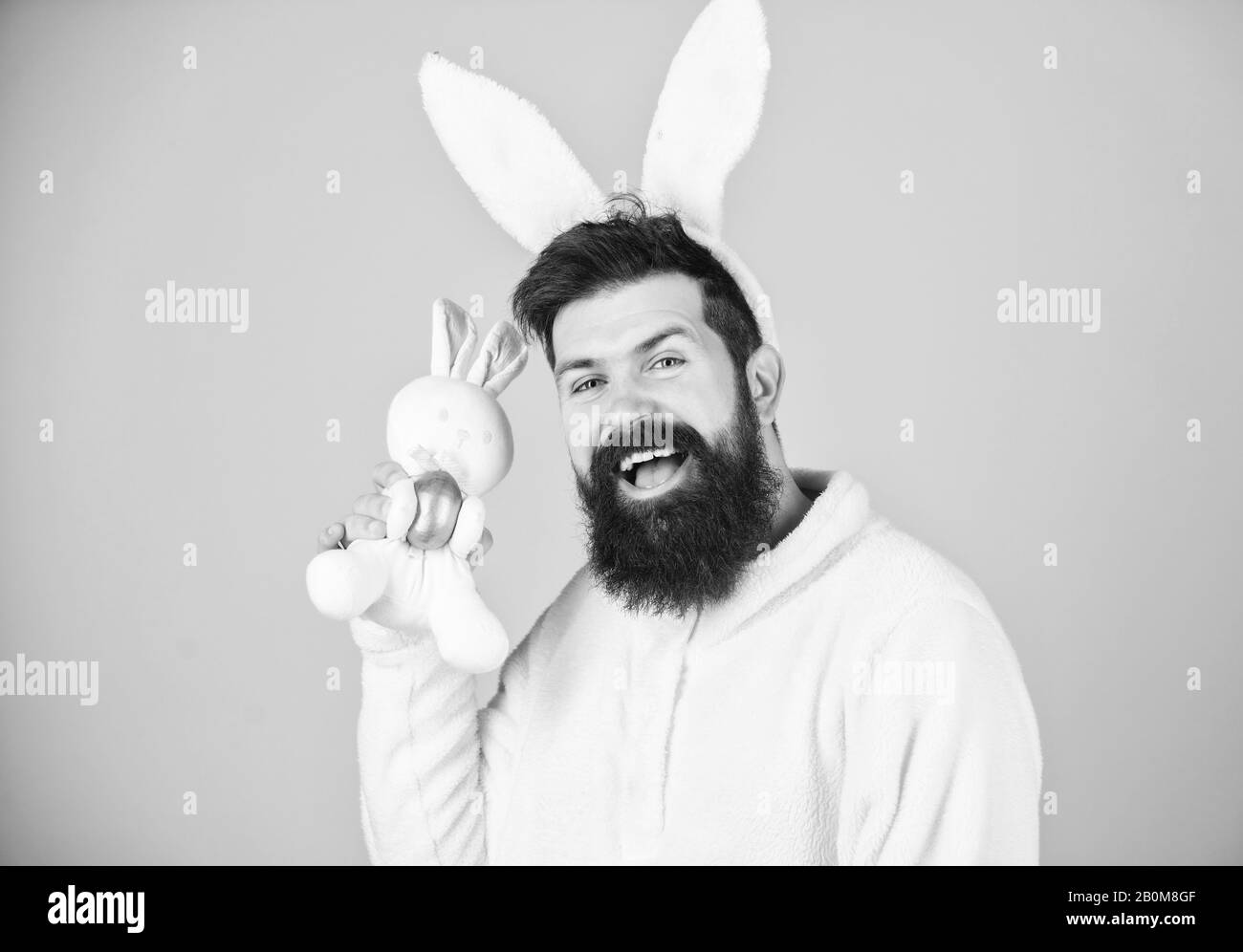 La Naissance De Bebe Lapin Homme Barbu Avec Bunny Toy Et œuf De Paques Hipster Avec De Longues Oreilles De Lapin Tenant La Ponte Lievre Celebration Du Printemps De L Heure La Prestation