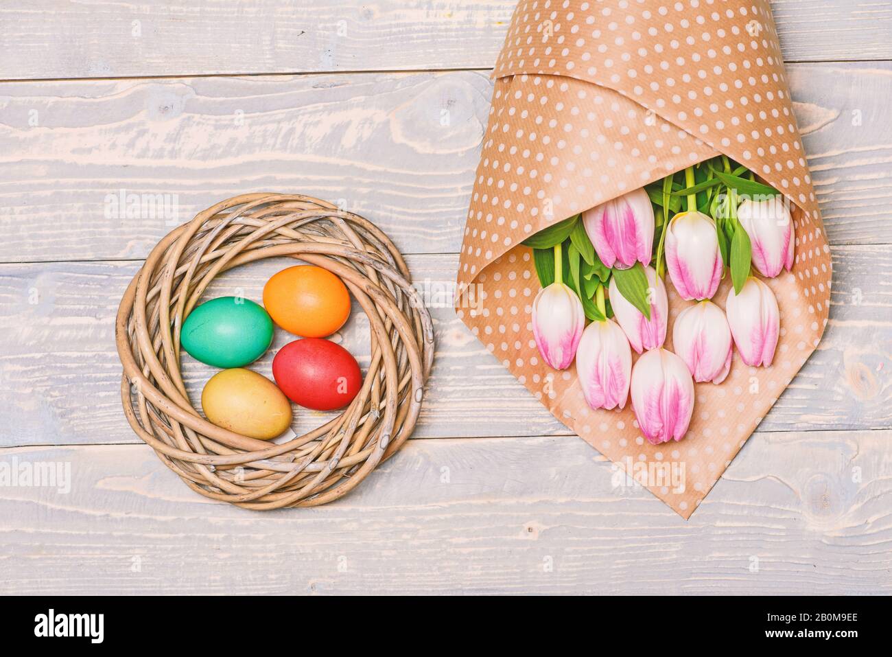 œufs peints dans le nid. Vacances de printemps. Fête des fêtes, préparation. Joyeuses pâques. Bouquet de fleurs de tulipes. Des vacances saines et heureuses. Chasse aux œufs. Joli bouquet. Banque D'Images