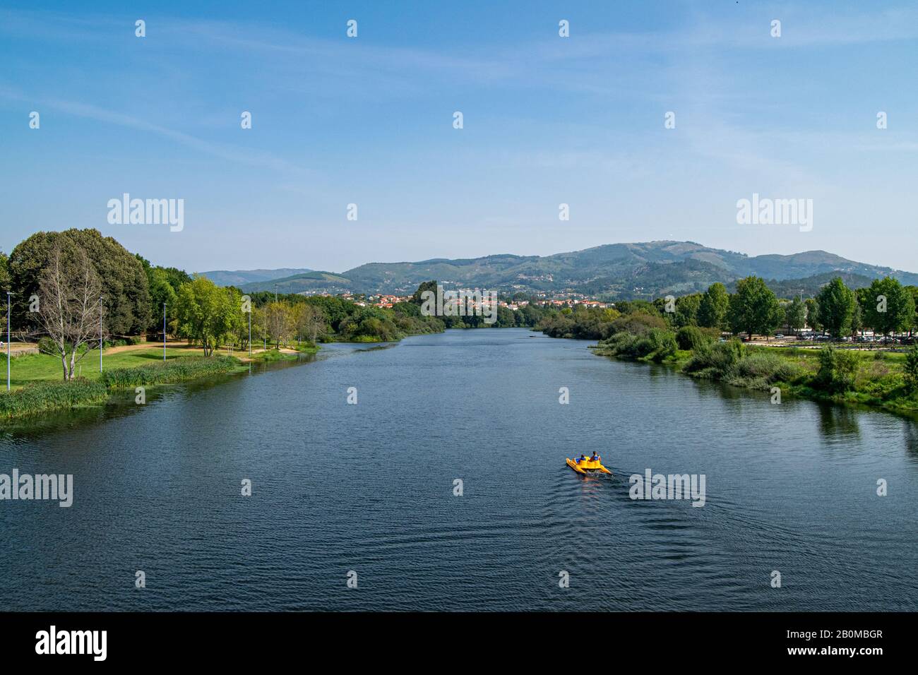 Ponte de lima au Portugal deux enfants sur pédalo s'amusent en été. Rivière au-dessus d'un pont paysage avec un sentier nautique en bateau à pédaler. Carte postale Banque D'Images