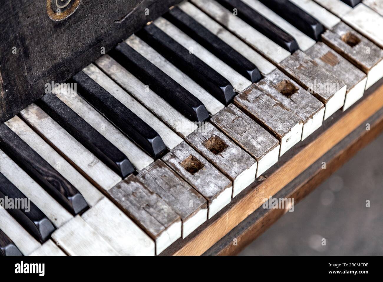 Vieux piano brisé Johann Wendl abandonné, touches de piano endommagées Banque D'Images