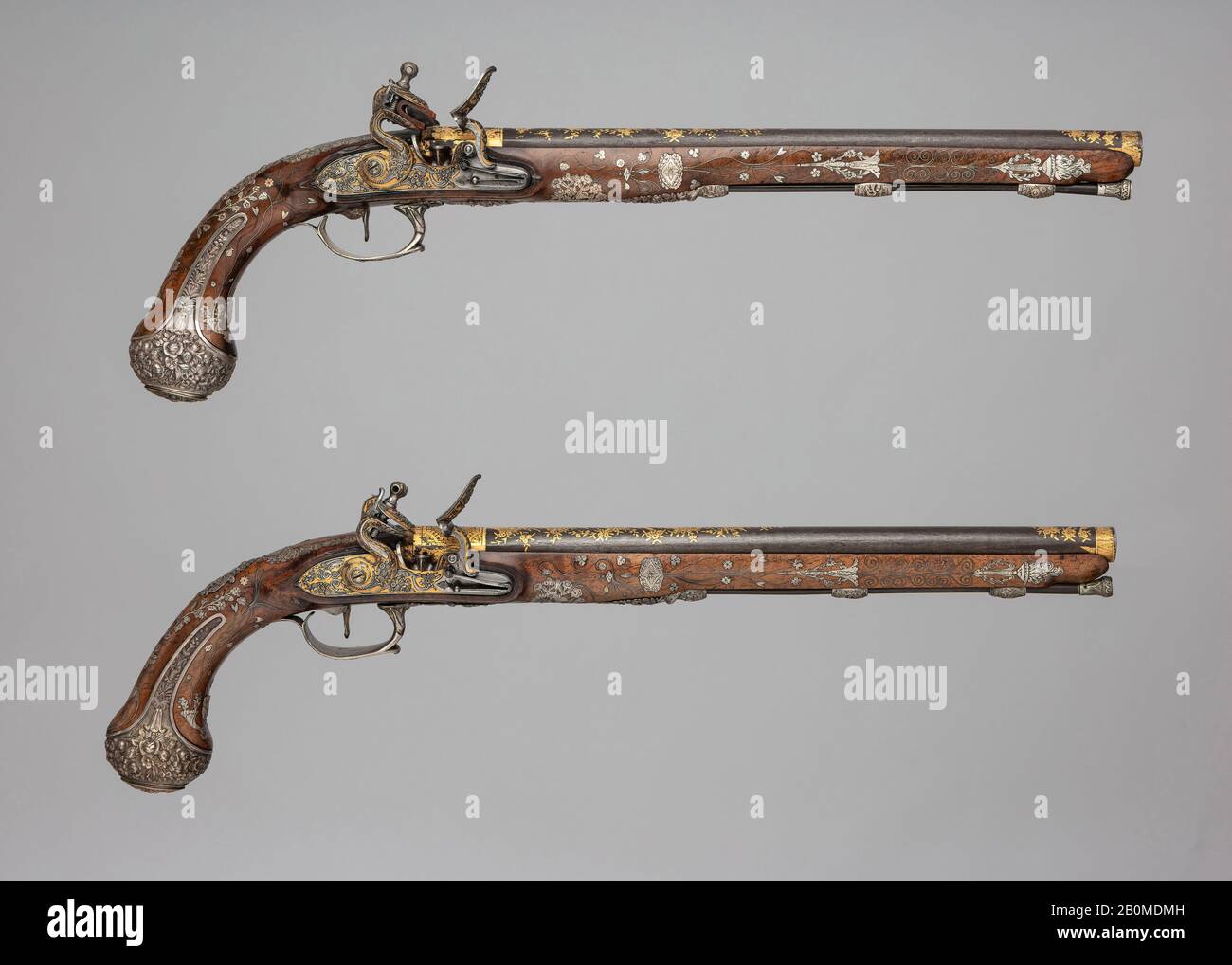 Paire de pistolets de Flintlock, français, CA. 1815, Paris, français, acier, bois (noyer), argent, or, L. de chaque pistolet 21 3/8 po. (54,3 cm); L. de chaque baril 14 3/4 po. (37,5 cm) ; ETAL. 0,64 po. (16,3 mm) ; Poids De chaque pistolet 2 lb. 7 oz. (1105,6 G), Armes À Feu-Pistolets-Flintlock Banque D'Images