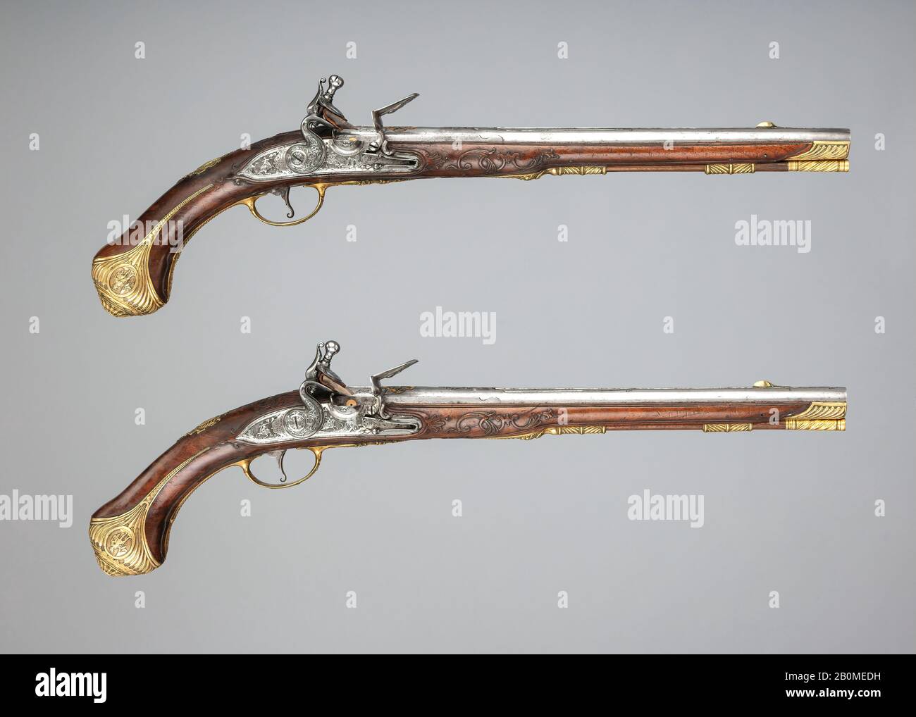 Franz Matzenkopf, Paire De Pistolets De Flinslock Holster, Bohemian, Prague, Californie. 1735, Prague, Bohemian, Prague, acier, bois (noyer), alliage de cuivre, or, L. de chacun 21 po. (53,3 cm); L. de chaque baril 14 1/16 po. (35,7 cm) ; ETAL. De chaque 0,60 po. (15,2 mm) ; Poids de 2018,282,1 : 2 lb. 1131 g (8 oz) ; Poids de 2018.282.2 : 2 lb. 1132 g (8 oz), armes à feu-pistolets Banque D'Images