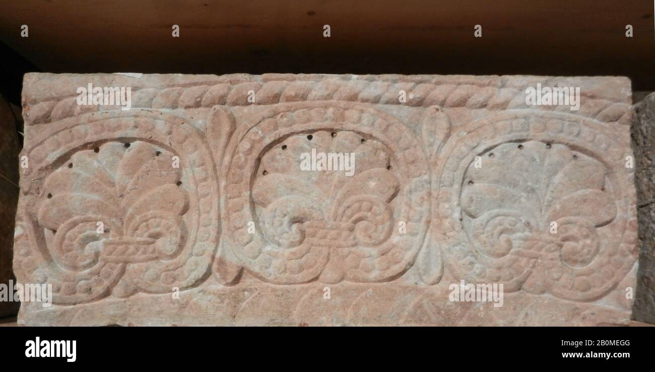 Lintel, catalan, CA. 1130–40, Fabriqué en France, catalan, marbre, Dans L'Ensemble : 19 x 8 x 8 1/2 po. (48,3 x 20,3 x 21,6 cm), Sculpture-architectural Banque D'Images