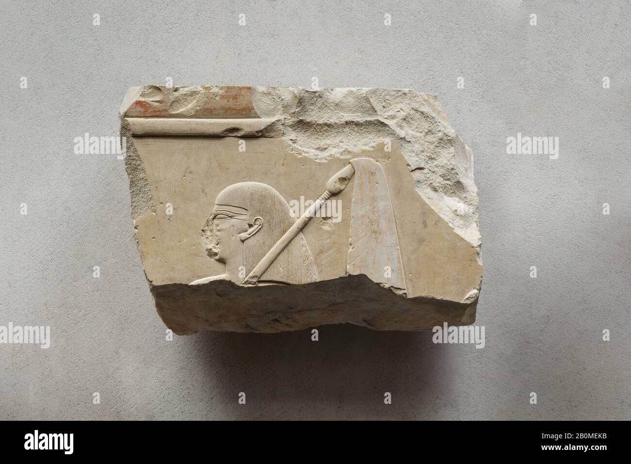 Soulagement de l'accompagnateur féminin avec soleil - voir 26.3.353-3, Royaume moyen, dynastie 11, règne de Mentuhotep II, tôt, CA. 2051–2030 C.-B., D'Égypte, de Haute-Égypte, de Thèbes, de Deir el-Bahri, de Tombeau de Neferu, 1923–25, de calcaire, de peinture, H. 18 x W. 28 cm (7 1/16 x 11 po Banque D'Images