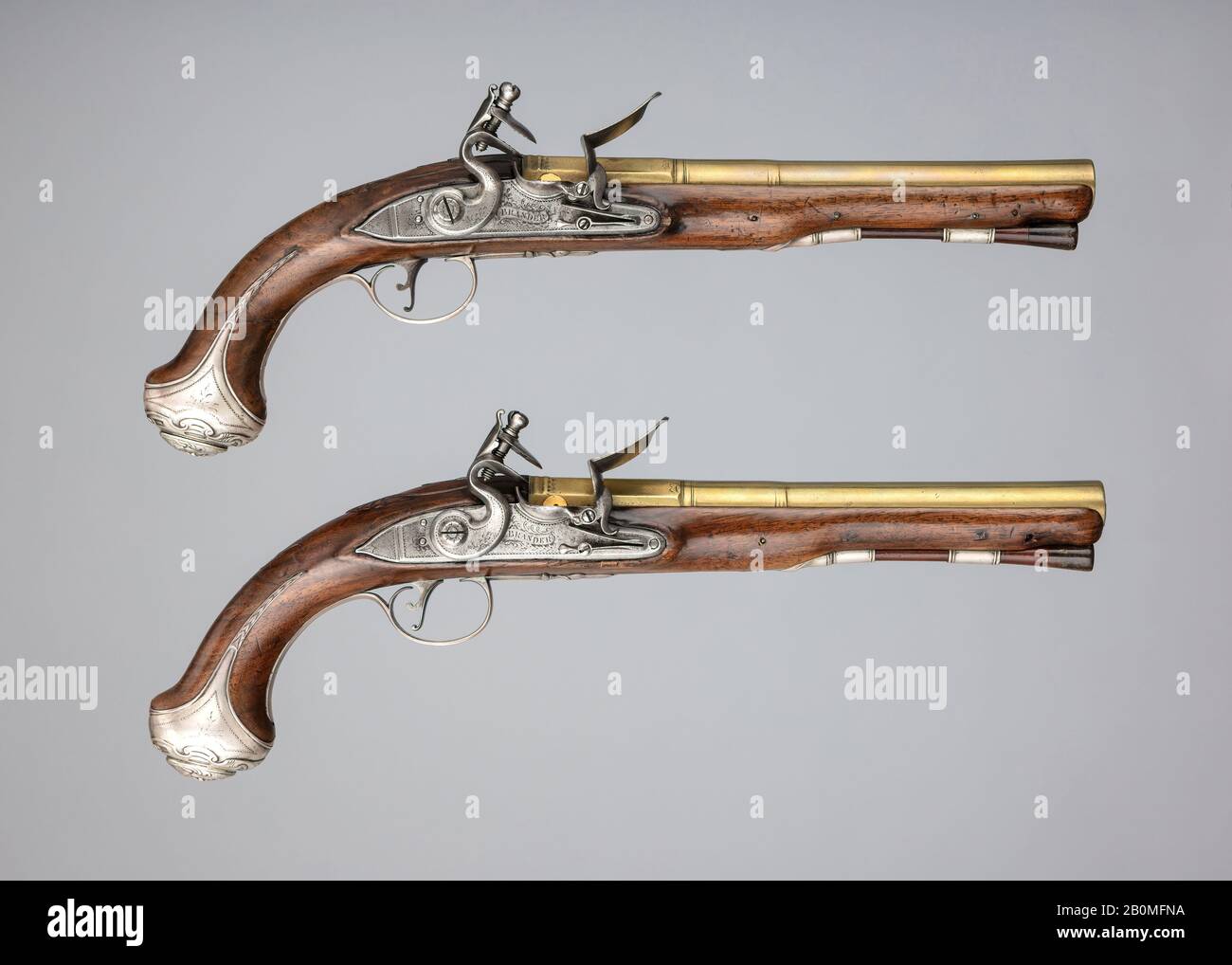 William Brander, Paire De Pistolets De Flintlock, Britannique, Londres, Ca. 1782–83, Londres, Royaume-Uni, Londres, acier, bois (noyer), laiton, argent, or, corne, L. de chacun 14 3/4 in. (37,5 cm); L. de chaque baril 9 po. (22,9 cm) ; ETAL. De chaque 0,63 po. (16 mm) ; Poids de chaque 1 lb. 13 oz. (822,1 G), Armes À Feu-Pistolets-Flintlock Banque D'Images