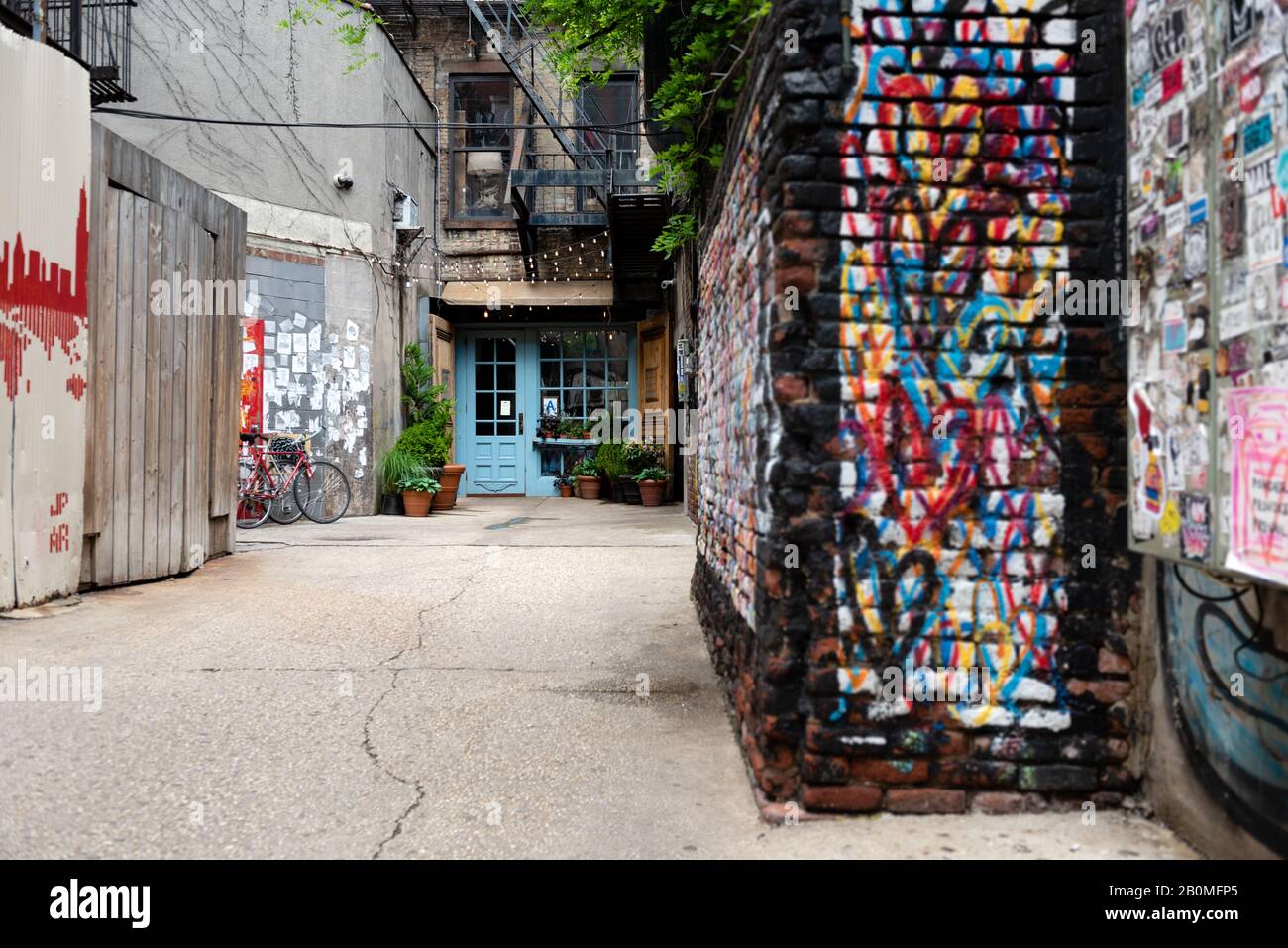 Une murale de coeurs est vaporisée sur un mur de briques dans une ruelle menant au restaurant Freemans du côté inférieur-est de New York. Banque D'Images