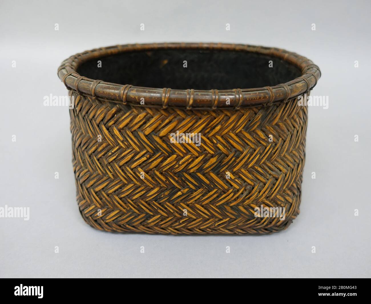 Panier, Japon, XIXe siècle, Japon, bambou, H. 6 po. (15,2 cm) ; avec 9 1/4 po. (23,5 cm), ketry Banque D'Images