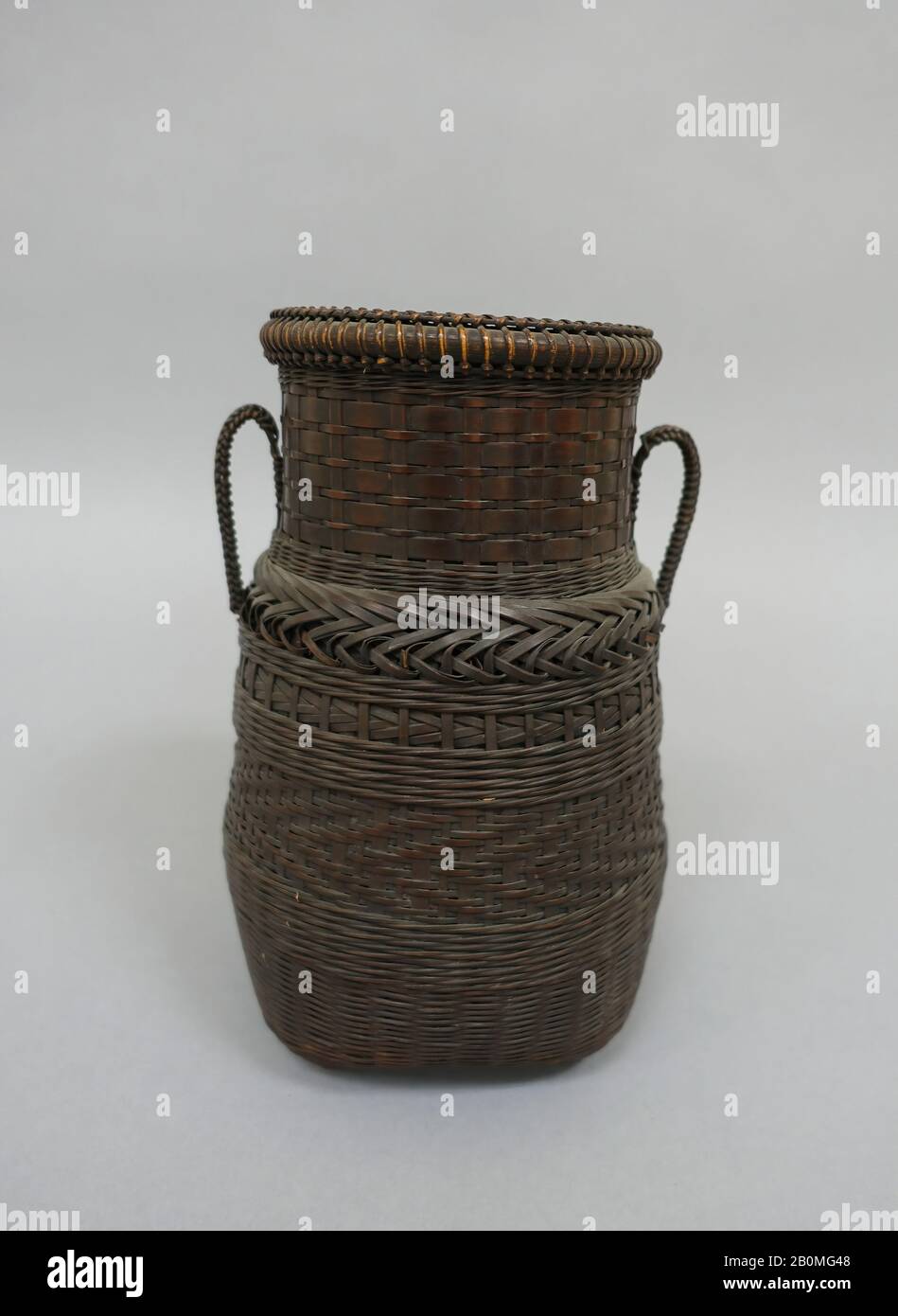 Panier, Japon, XIXe siècle, Japon, bambou, H. 8 1/2 po. (21,6 cm) ; avec 5 1/2 po. (14 cm), ketry Banque D'Images