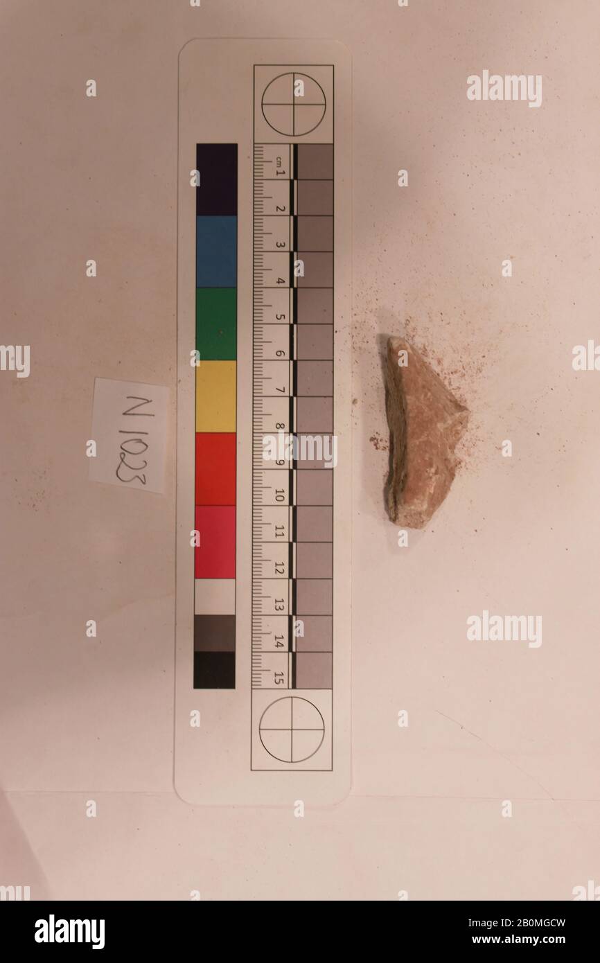 Fragment, probablement du 8ème au XIIe siècle, Creusé en Iran, Nishapur, Stuc; sculpté, L 5 cm x l 2 x H 2, Stuc Banque D'Images