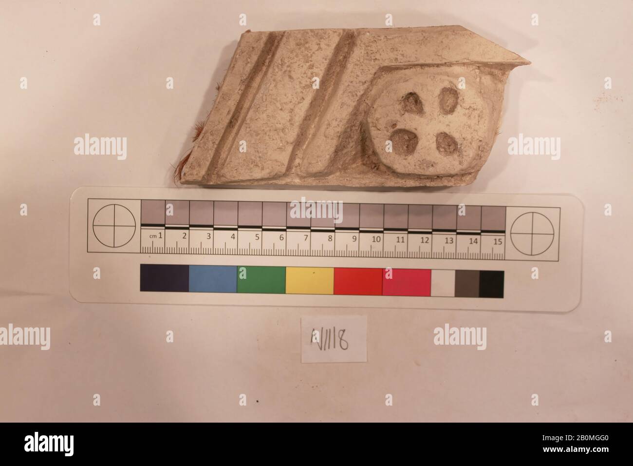 Fragment, probablement du 8ème au XIIe siècle, Creusé en Iran, Nishapur, Gypsum; sculpté, L 12 cm x l 6 x H 3, Stuc Banque D'Images