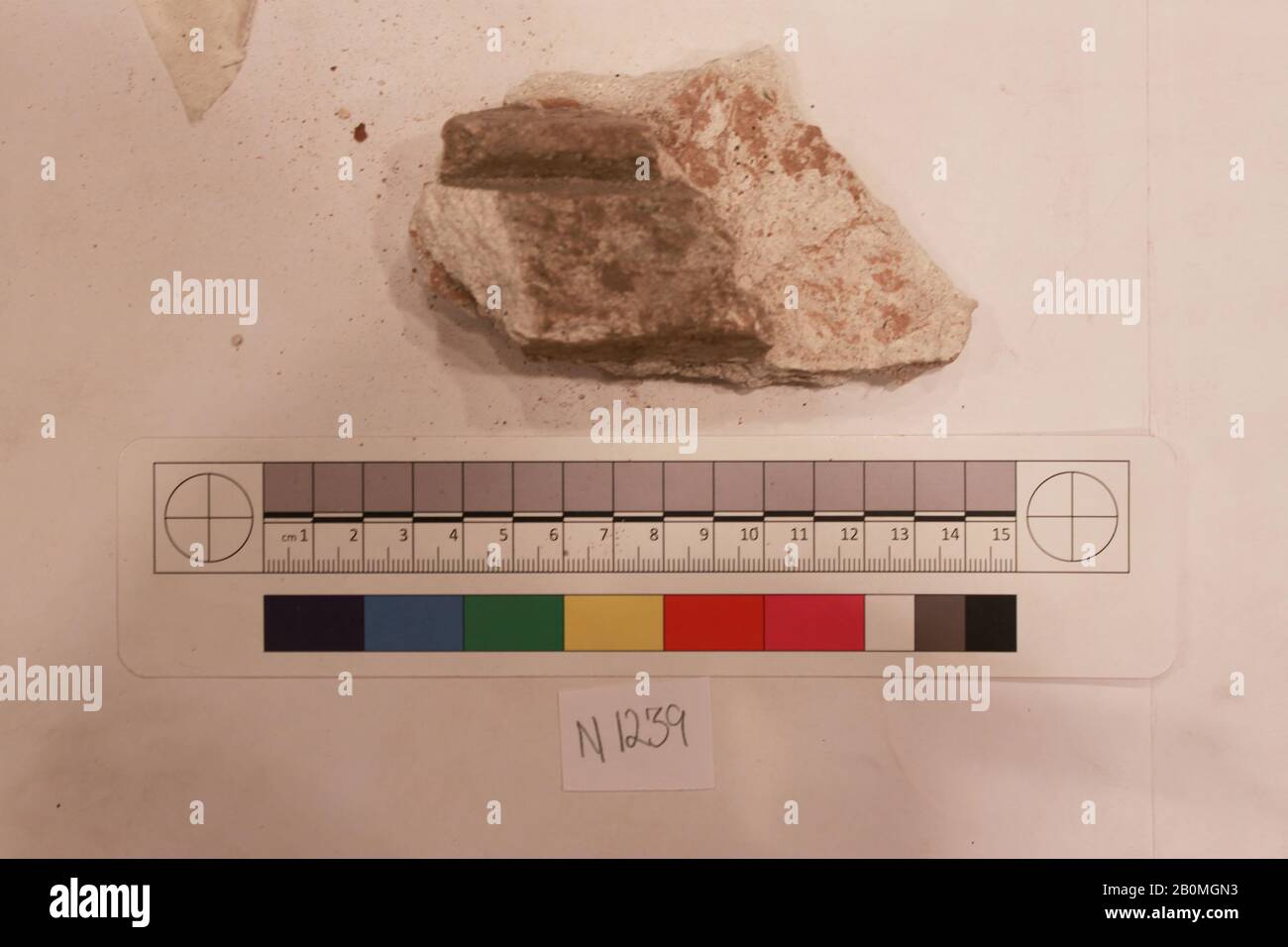 Fragment, probablement du 8ème au XIIe siècle, Creusé en Iran, Nishapur, Stuc (fond de mortier ou de plâtre?); sculpté; peint, L 11 x W 6.5 x H 3, Stuc Banque D'Images