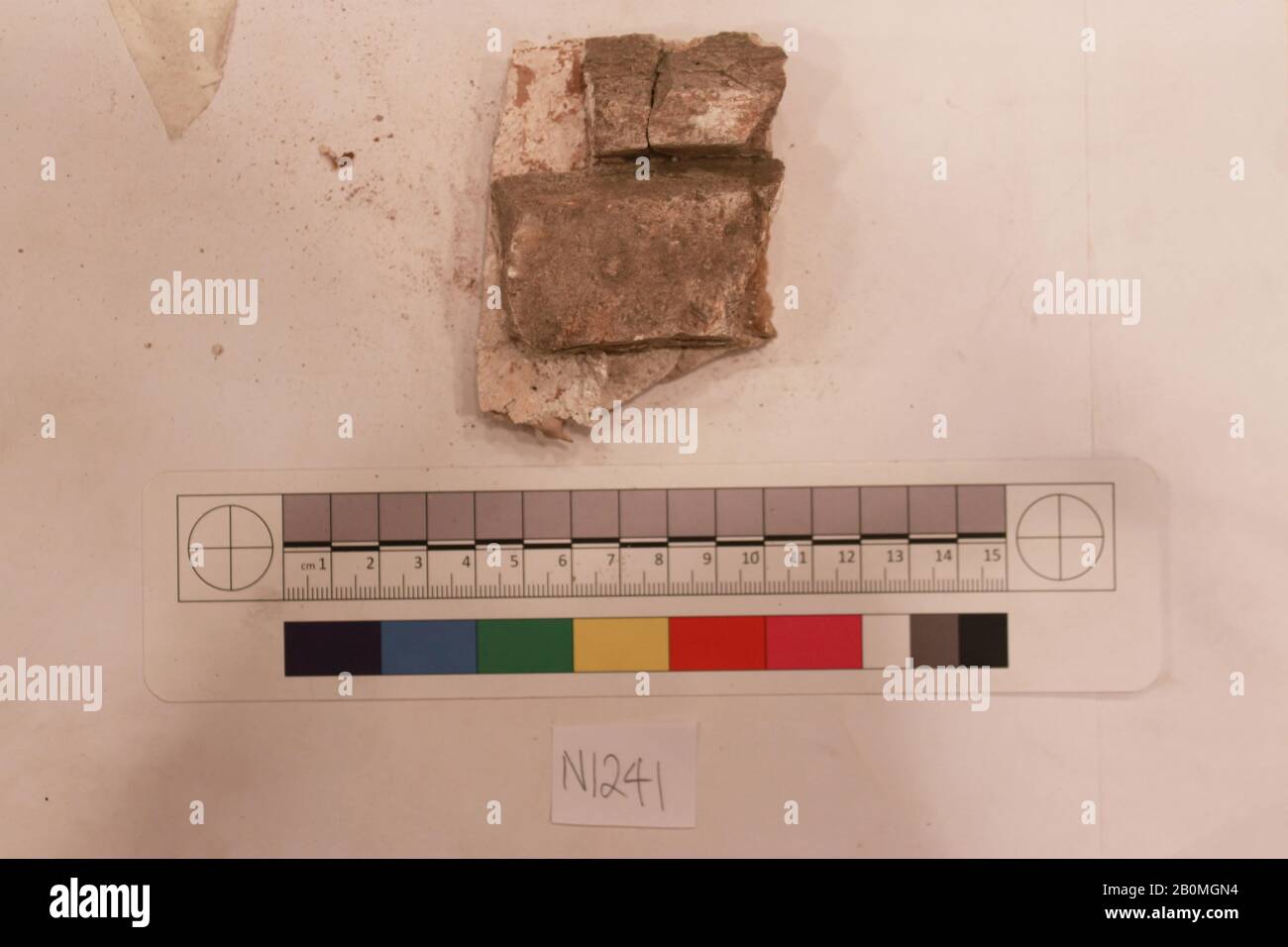 Fragment, probablement du 8ème au XIIe siècle, Creusé en Iran, Nishapur, Stuc (fond de mortier ou de plâtre?); sculpté; peint, L 8 x W 6 x H 3, Stuc Banque D'Images