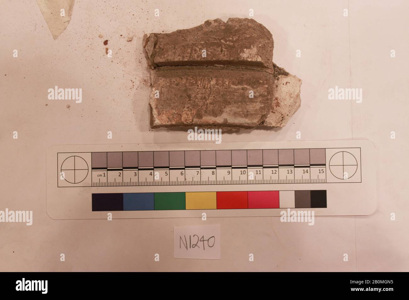 Fragment, probablement du 8ème au XIIe siècle, Creusé en Iran, Nishapur, Stuc (fond de mortier ou de plâtre?); sculpté; peint, L 10,5 x W 7 x H 3, Stuc Banque D'Images