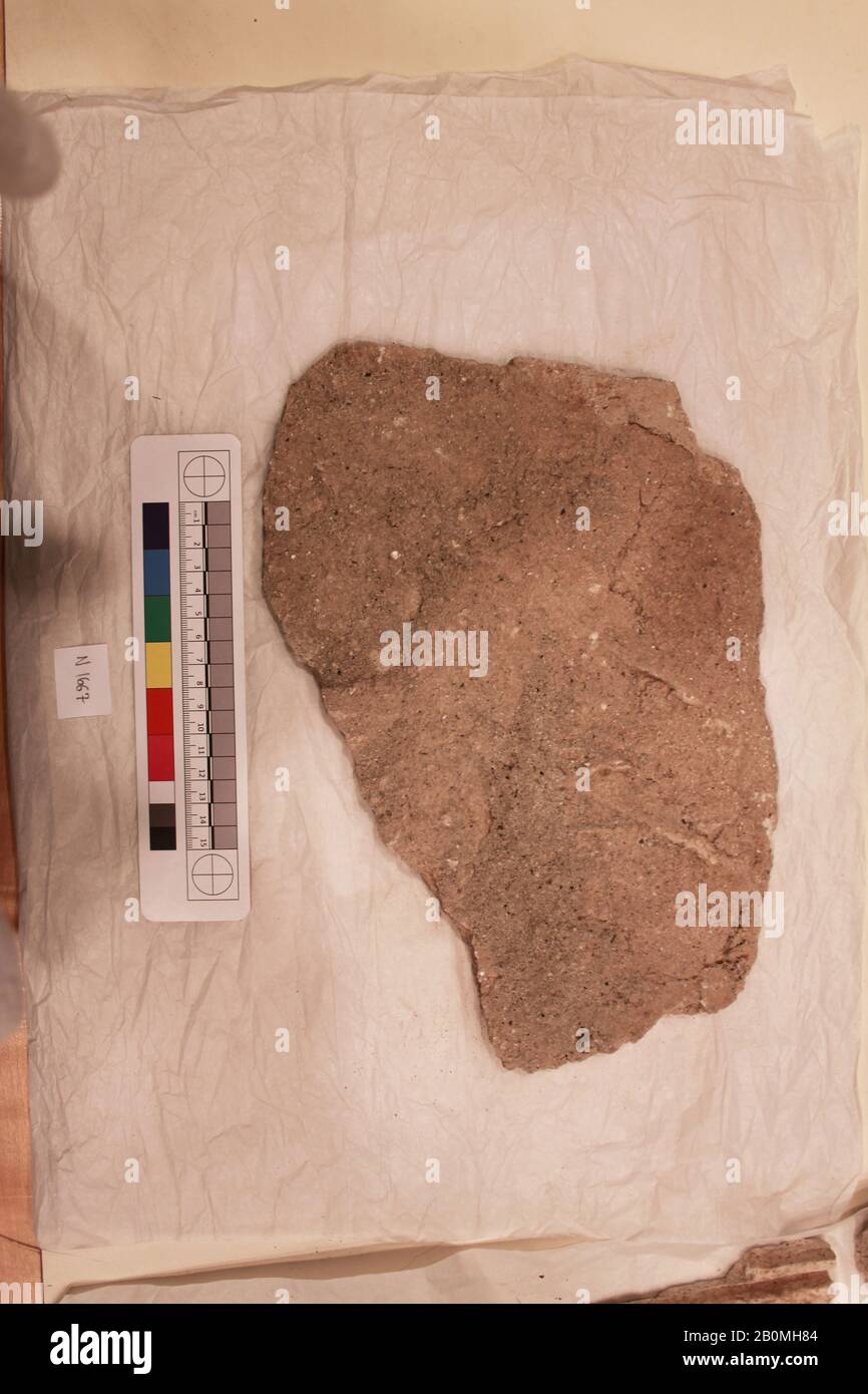 Fragment, probablement du 8ème au XIIe siècle, Creusé en Iran, Nishapur, plâtre Cuit; sculpté, peint, L 31 x l 21,5 x H 2, Stuc Banque D'Images