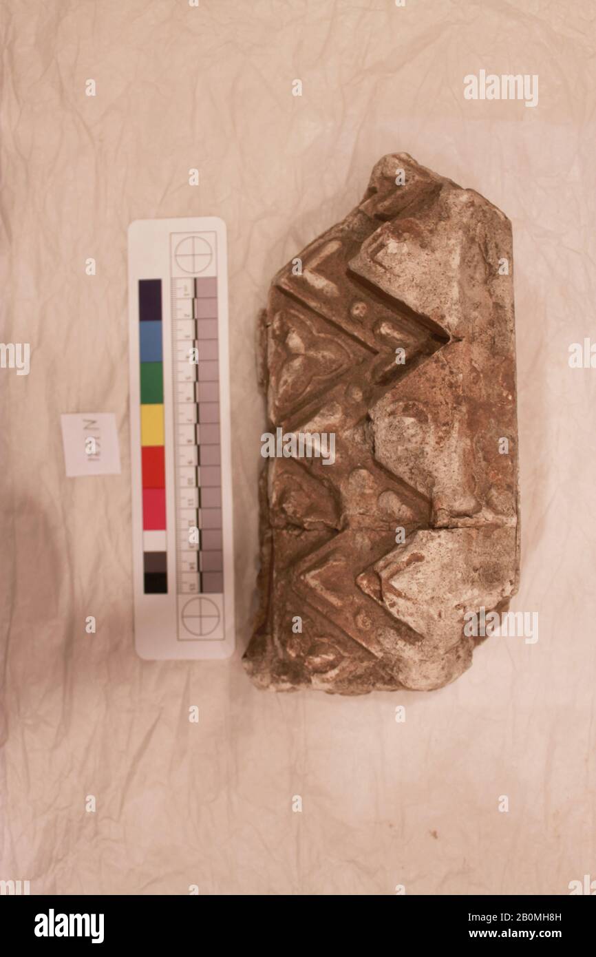 Fragment, probablement du 8ème au XIIe siècle, Creusé en Iran, Nishapur, plâtre moulé (soutenu avec brique cuite) ; sculpté, peint, L 24 x W 12 x H 7.5, Stuc Banque D'Images