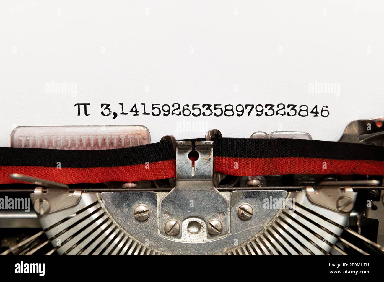 Chiffre irrationnel PI gros plan imprimé sur la machine à écrire en papier, symbole de jour Pi Banque D'Images
