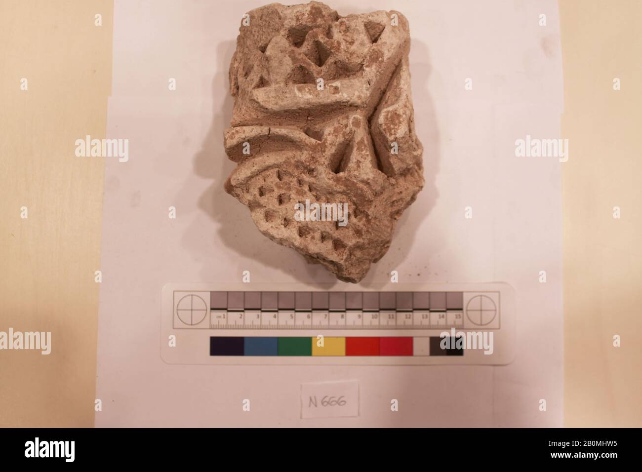 Fragment, probablement du 8ème au XIIe siècle, Creusé en Iran, Nishapur, Stuc; sculpté, L 15 cm x l 11 x H 6.5, Stuc Banque D'Images