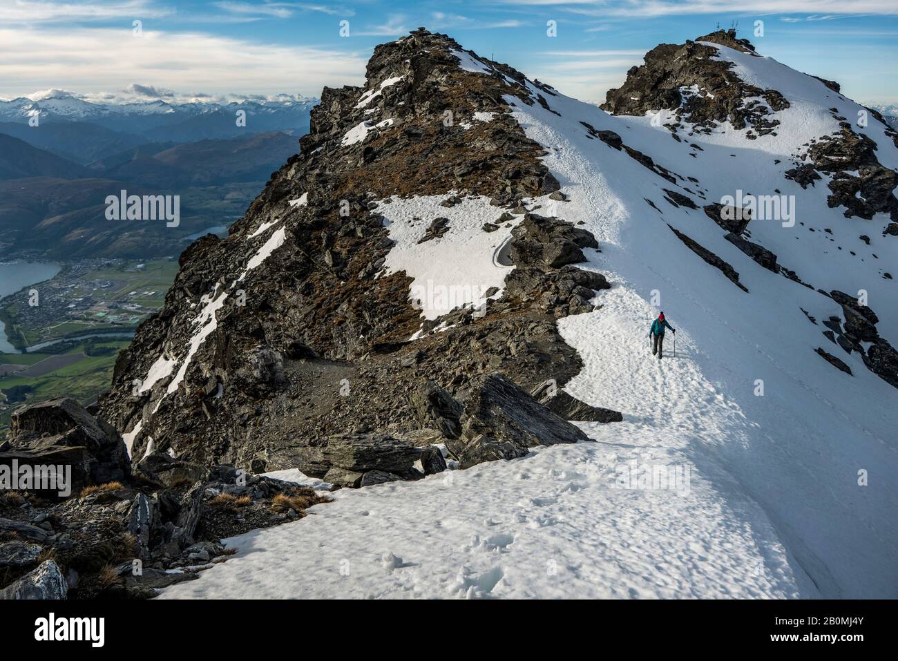 Randonnée dans les montagnes enneigées, les Remarkables, Nouvelle-Zélande Banque D'Images