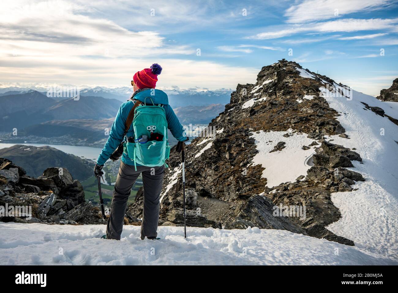 Randonnée dans les montagnes enneigées, les Remarkables, Nouvelle-Zélande Banque D'Images