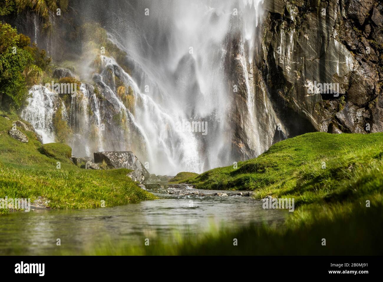 Cascade en cascade sur des rochers dans un paysage naturel verdoyant et herbacé Banque D'Images