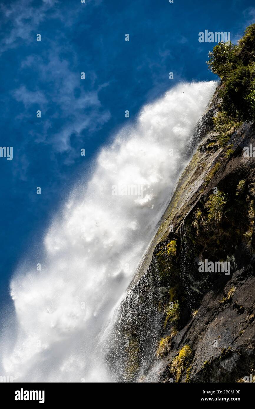 Cascade en cascade sur des rochers dans un paysage verdoyant et bleu ciel Banque D'Images
