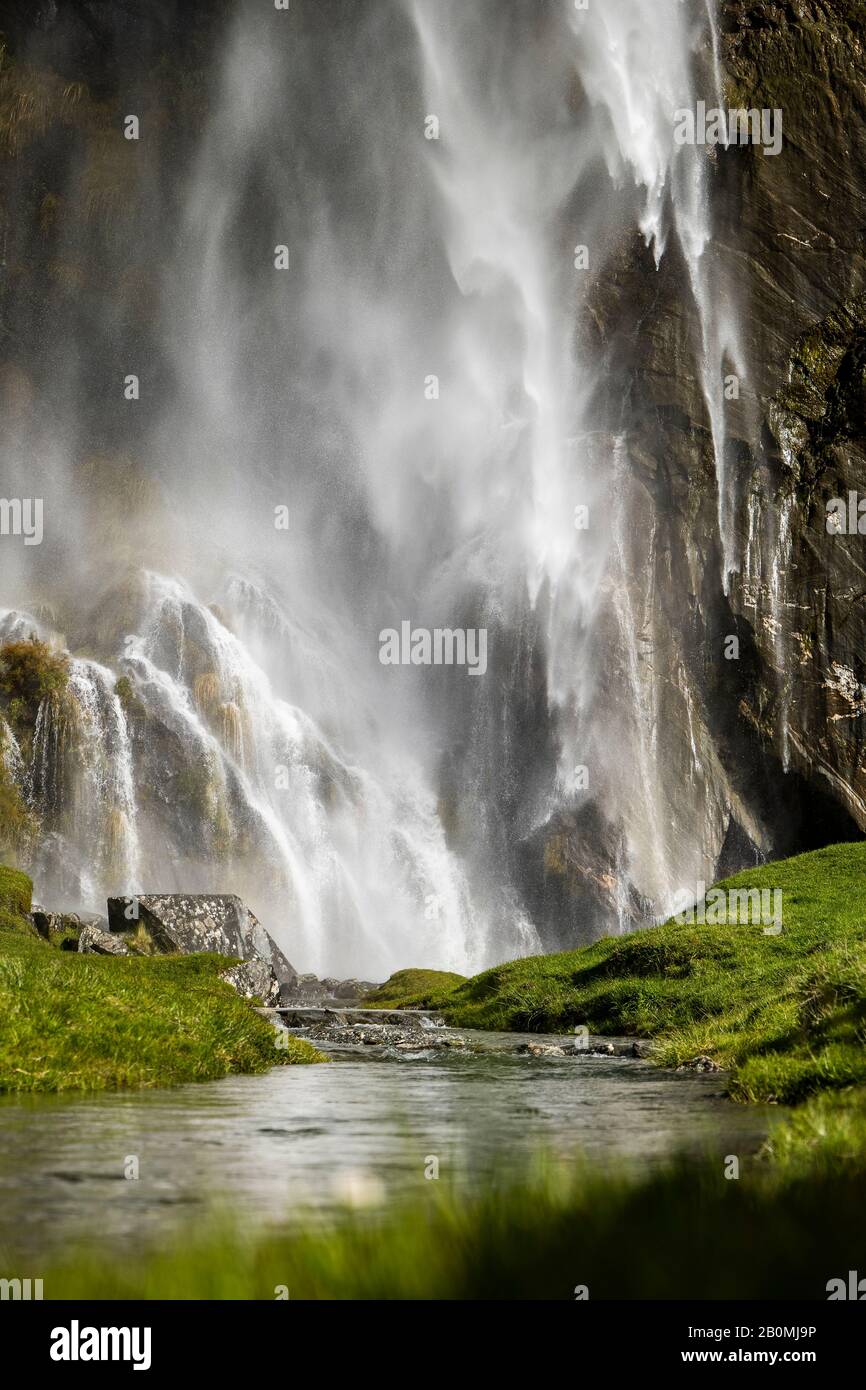 Cascade en cascade sur des rochers dans un paysage naturel verdoyant Banque D'Images
