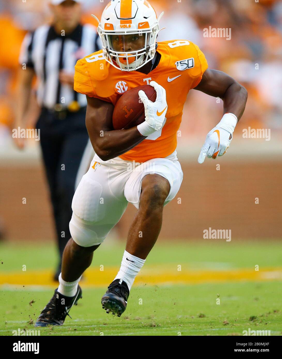 Knoxville, TN - 2019 SEPTEMBRE 7: Tennessee Volontaires courant retour Ty Chandler (8) porte le ballon pendant un match de football américain d'université entre Banque D'Images