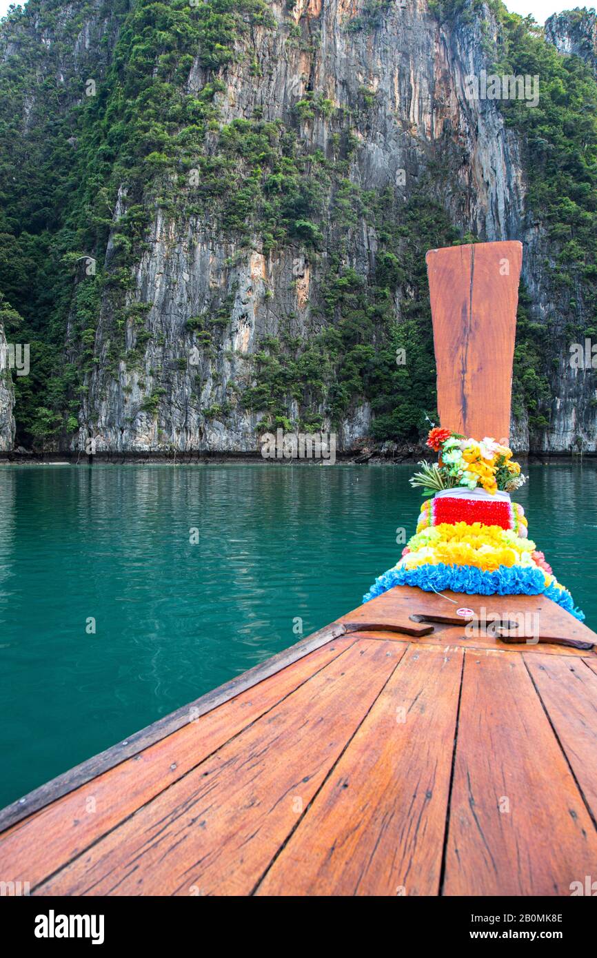 Guirlande colorée devant le bateau thaïlandais à longue queue aux îles Phi Phi Banque D'Images