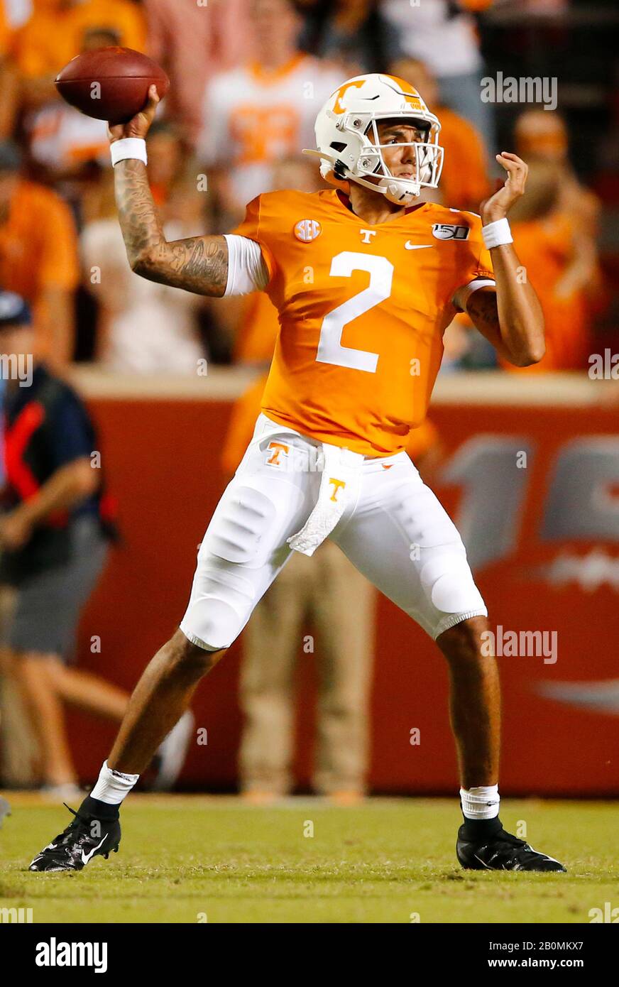 Knoxville, TN - 2019 SEPTEMBRE 7: Tennessee Volunteers quarterback Jarrett Guarantano se prépare à passer le ballon. Banque D'Images