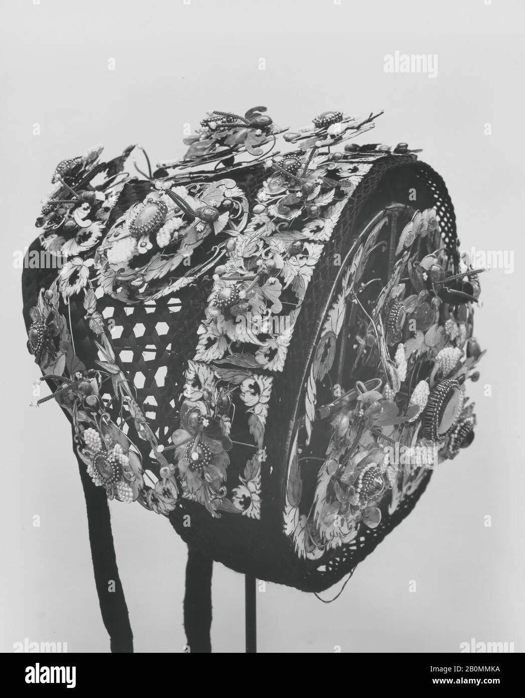 Cour Headdress, Chine, XVIIIe–XIXe siècle, Chine, or, métal doré, pierres naturelles et artificielles, 8 1/2 x 12 po. (21,6 x 30,5 cm) Cloisonné, Bijoux Banque D'Images