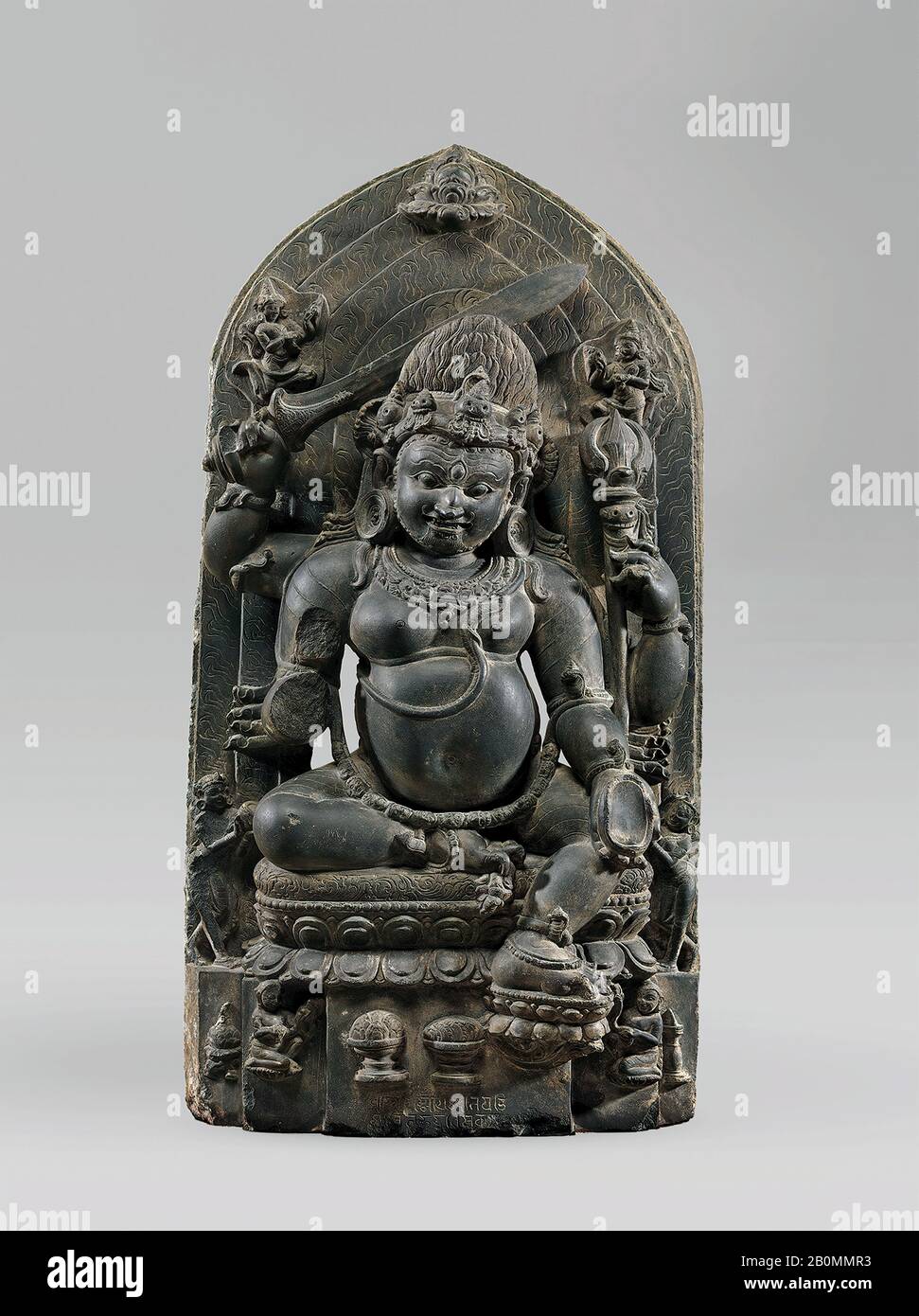 Mahakala, Inde (Bihar), période de Pala, XIe–XIIe siècle, Inde (Bihar), Pierre noire, H. 24 in. (61 cm); W. 11 3/4 po. (29,8 cm) ; D.5 po. (12,7 cm), Sculpture Banque D'Images