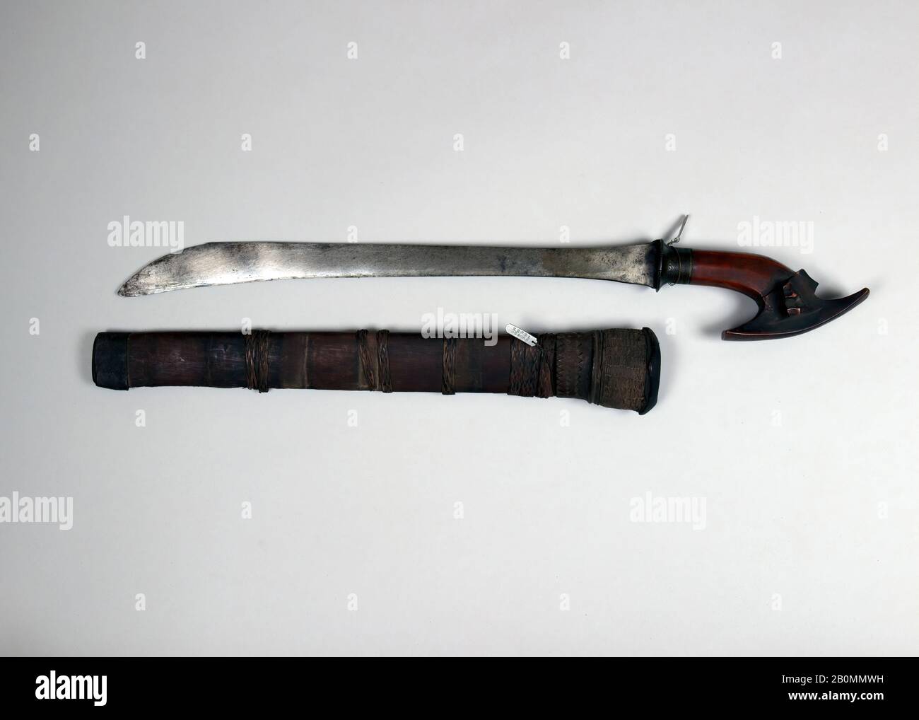 Épée avec Scabbard, Sumatran, XVIe–XIXe siècle, Sumatra, Sumatran, Bois, rotin, cordon, L. avec srabbard 23 1/2 po. (59,7 cm); L. sans srabbard 22 3/4 in. (57,8 cm) ; avec 2 3/4 po. (7 cm) ; Poids 15,4 oz (436,6 g); Poids du srabbard 5,1 oz. (144,6 g), mots-clés Banque D'Images