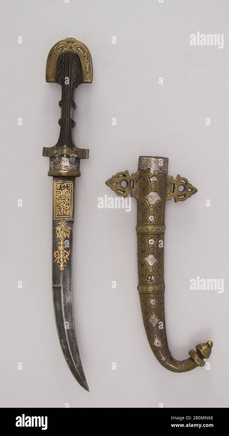 Dagger (Jambiya) avec Sheath, Marocain, 19ème siècle, Marocain, acier, bois, argent, laiton, or, niello, H. avec gaine 16 13/16 in. (42,7 cm) ; H. sans gaine 16 5/8 in. (42,2 cm) ; H. de la lame 10 1/4 in. (26 cm) ; avec 2 1/4 po. (5,7 cm) ; Poids 9,6 oz. (272,2 g) ; Poids De la gaine 13,3 oz. (377 g), Taggers Banque D'Images