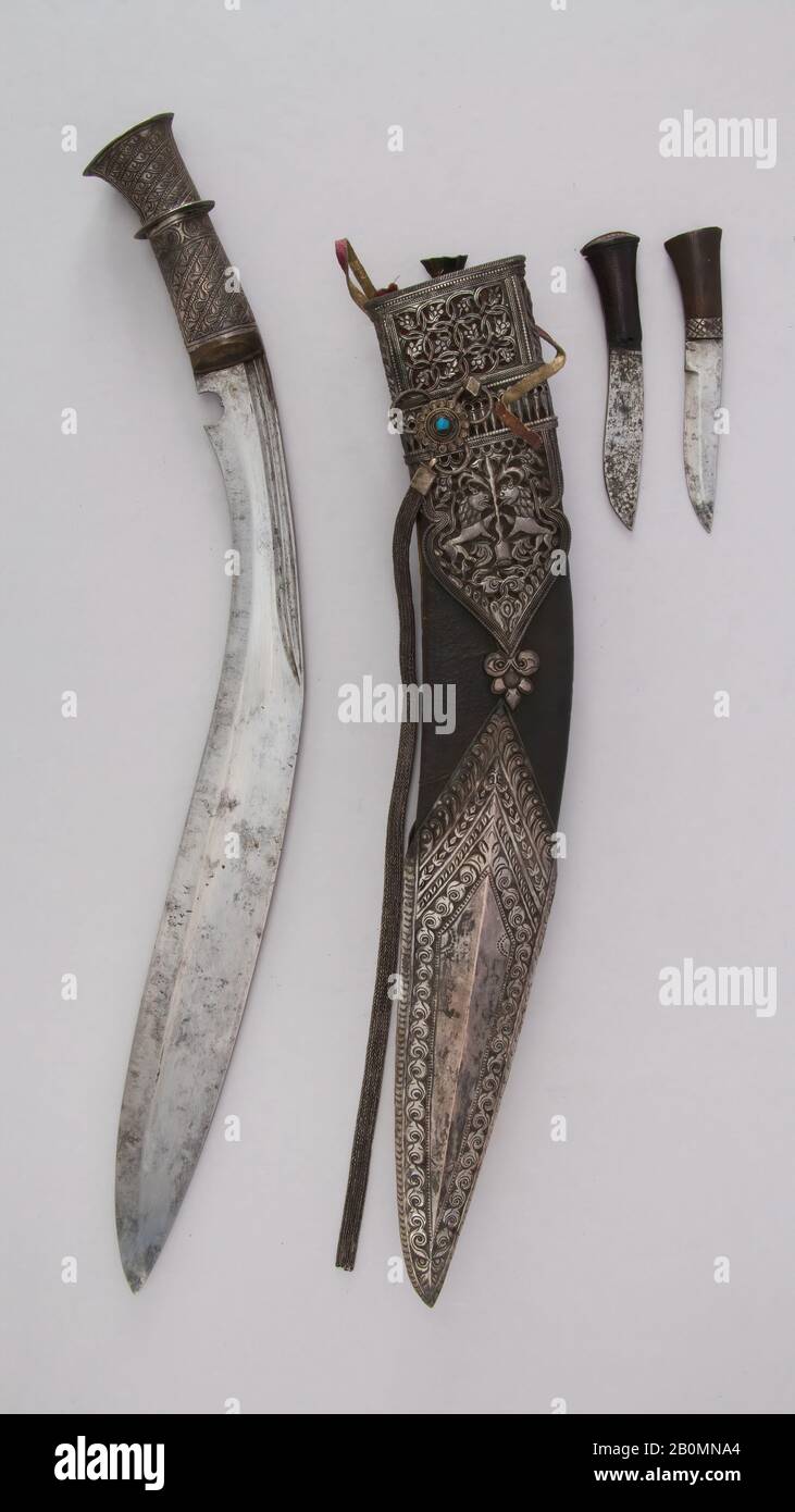 Couteau (Kukri) avec gaine, Deux petites couteaux et pouch, indien ou népalais, Gurkha, XIXe siècle, indien ou népalais, Gurkha, acier, argent, bois, cuir, couteau (A); H. avec gaine 18 1/16 po. (45,9 cm) ; H. sans gaine 16 13/16 po. (42,7 cm) ; W. 1 11/16 po. (4,3 cm) ; Poids 1 lb. 0,6 oz. (470,6 g); gaine (b); Wt. 9,5 oz. (269,3 g); petit couteau (c); H. 4 9/16 po. (11,6 cm) ; W. 7/8 po. (2,2 cm) ; Poids 0,8 oz. (22,7 cm); petit couteau (d); H. 4 1/2 in. (11,4 cm) ; W. 15/16 po. (2,4 cm) ; Poids 1,2 oz. (34 g), couteaux Banque D'Images
