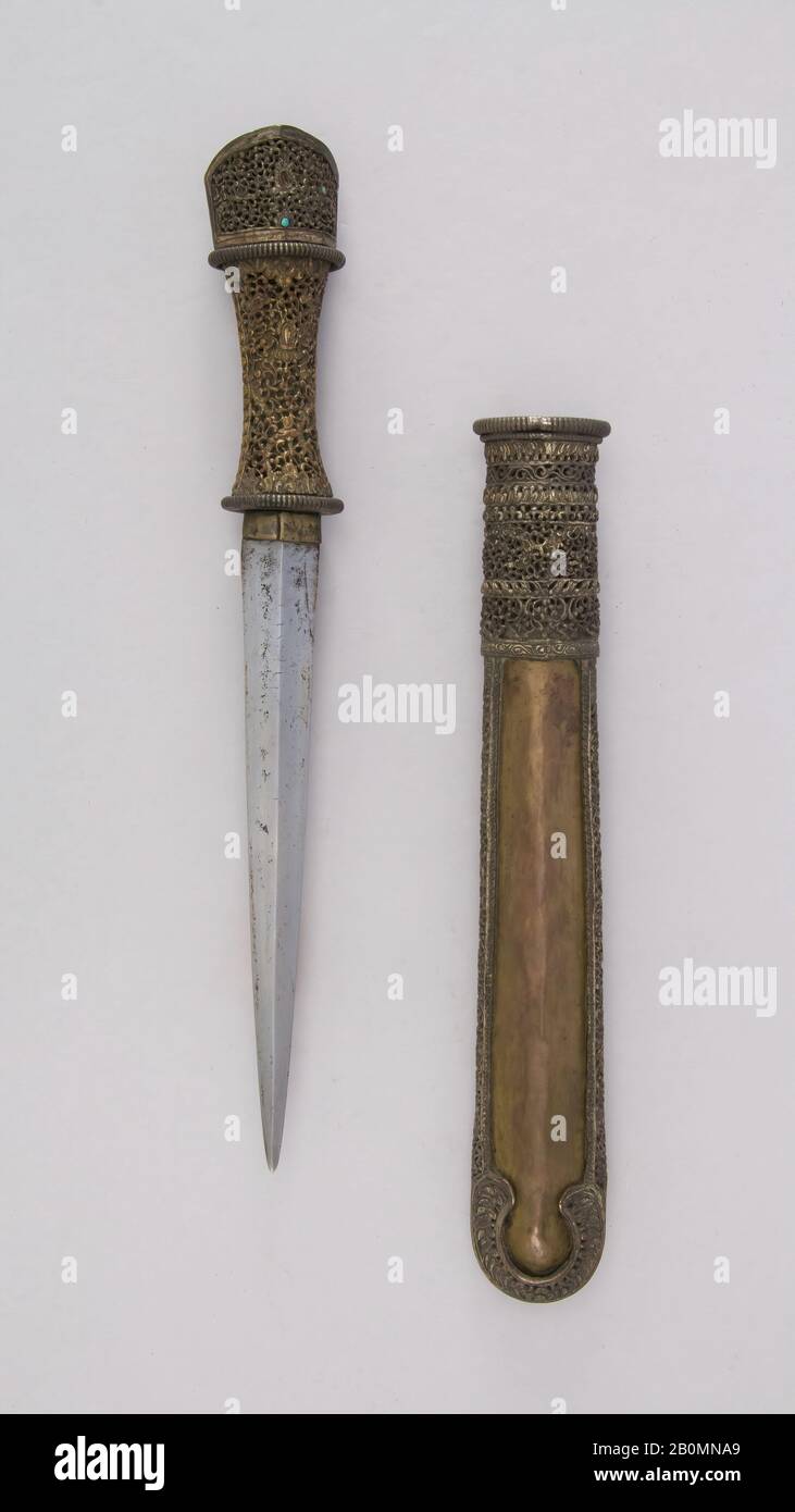 Dagger avec Sheath, Indian, Sikkim ou Bhutanais, XVIIIe–XIXe siècle, Sikkim, Indian, Sikkim ou Bhutanais, acier, cuivre, or, turquoise, gemstone, L. avec gaine de 15 1/2 in. (39,4 cm) ; L. sans gaine 12 3/4 in. (32,4 cm) ; L. de la lame 8 in. (20,3 cm) ; avec 1 11/16 po. (4,3 cm) ; Poids 8,9 oz. (252,3 g) ; Poids De la gaine 10,4 oz. (294,8 g), Taggers Banque D'Images