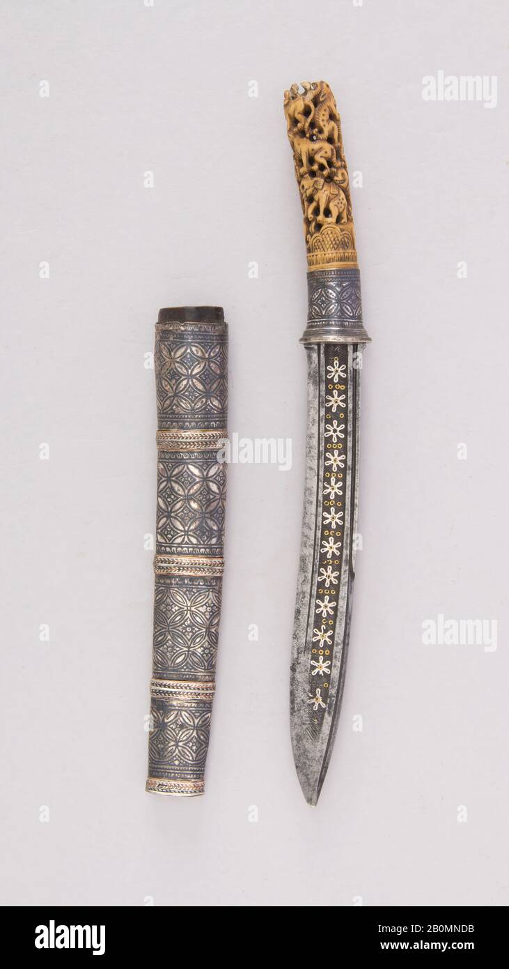 Dagger avec Sheath (Dah Hmyaung ou Dha), birman, XVIIIe siècle, birman, acier, ivoire, cuivre, bois, argent, or, H. avec gaine de 10 3/4 po. (27,3 cm) ; H. sans gaine 10 3/8 in. (26,4 cm); W. 1 5/16 po. (3,3 cm) ; Poids 3,6 oz (102,1 g) ; Poids De la gaine 2 oz. (56,7 g), couteaux Banque D'Images